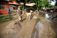 Lunes 23 de agosto. Esta madrugada volvió a afectarse las calles de la 7ª y 8ª norte sobre la 2ª avenida poniente por el desbordamiento del río Potinaspak por lo que trabajadores de obras públicas se movilizaron por enésima ves para limpiar y retirar el l