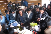 Domingo 12 de agosto del 2012. San Cristóbal de las Casas. Habitantes de la comunidad Mitziton, ubicada en las cercanías de Rancho Nuevo en San Cristóbal de las Casas, retuvieron más de un día a una persona que fue acusada por las autoridades tradicionale
