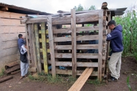 Domingo 12 de agosto del 2012. San Cristóbal de las Casas. Habitantes de la comunidad Mitziton, ubicada en las cercanías de Rancho Nuevo en San Cristóbal de las Casas, retuvieron más de un día a una persona que fue acusada por las autoridades tradicionale