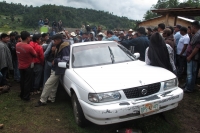 Domingo 12 de agosto del 2012. San Cristóbal de las Casas. Habitantes de la comunidad Mitziton, ubicada en las cercanías de Rancho Nuevo en San Cristóbal de las Casas, retuvieron más de un día a una persona que fue acusada por las autoridades tradicionale