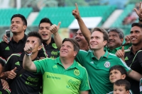 Viernes 29 de mayo del 2015. Chiapa de Corzo. La selección nacional de fut bol de México durante la revisión de la cancha del estadio Zoque donde sostendrá este sábado el encuentro amistoso ante la símil de Guatemala.