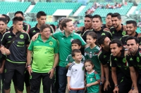 Viernes 29 de mayo del 2015. Chiapa de Corzo. La selección nacional de fut bol de México durante la revisión de la cancha del estadio Zoque donde sostendrá este sábado el encuentro amistoso ante la símil de Guatemala.