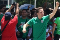 Viernes 13 de junio del 2014. Tuxtla Gutiérrez. Manuel Velazco Coello, gobernador del estado de Chiapas disfruta del partido de la selección mexicana ante Camerún en compañía de la plantilla del equipo Jaguares de Chiapas del fut bol nacional este medio d