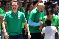 Viernes 13 de junio del 2014. Tuxtla Gutiérrez. Manuel Velazco Coello, gobernador del estado de Chiapas disfruta del partido de la selección mexicana ante Camerún en compañía de la plantilla del equipo Jaguares de Chiapas del fut bol nacional este medio d