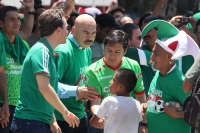 Viernes 13 de junio del 2014. Tuxtla Gutiérrez. Manuel Velazco Coello, gobernador del estado de Chiapas disfruta del partido de la selección mexicana ante Camerún en compañía de la plantilla del equipo Jaguares de Chiapas del fut bol nacional este medio d