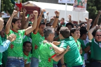Viernes 13 de junio del 2014. Tuxtla Gutiérrez. Manuel Velazco Coello, gobernador del estado de Chiapas disfruta del partido de la selección mexicana ante Camerún en compañía de la plantilla del equipo Jaguares de Chiapas del fut bol nacional este medio d