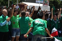 Viernes 13 de junio del 2014. Tuxtla Gutiérrez. Manuel Velazco Coello, gobernador del estado de Chiapas disfruta del partido de la selección mexicana ante Camerún en compañía de la plantilla del equipo Jaguares de Chiapas del fut bol nacional este medio d