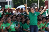 Viernes 13 de junio del 2014. Tuxtla Gutiérrez. Manuel Velazco Coello, gobernador del estado de Chiapas disfruta del partido de la selección mexicana ante Camerún en compañía de la plantilla del equipo Jaguares de Chiapas del fut bol nacional este medio d