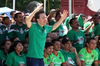 Viernes 13 de junio del 2014. Tuxtla Gutiérrez. Manuel Velazco Coello, gobernador del estado de Chiapas disfruta del partido de la selección mexicana ante Camerún en compañía de la plantilla del equipo Jaguares de Chiapas del fut bol nacional este medio d