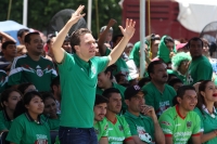 Viernes 13 de junio del 2014. Tuxtla Gutiérrez. Manuel Velazco Coello, gobernador del estado de Chiapas disfruta del partido de la selección mexicana ante Camerún en compañía de la plantilla del equipo Jaguares de Chiapas del fut bol nacional este medio d