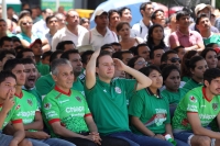 Viernes 13 de junio del 2014. Tuxtla Gutiérrez. Manuel Velazco Coello, gobernador del estado de Chiapas disfruta del partido de la selección mexicana ante Camerún en compañía de la plantilla del equipo Jaguares de Chiapas del fut bol nacional este medio d