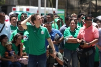 Viernes 13 de junio del 2014. Tuxtla Gutiérrez. Manuel Velazco Coello, gobernador del estado de Chiapas disfruta del partido de la selección mexicana ante Camerún en compañÃa de la plantilla del equipo Jaguares de Chiapas del fut bol nacional este medio d Viernes 13 de junio del 2014. Tuxtla Gutiérrez. Manuel Velazco Coello, gobernador del estado de Chiapas disfruta del partido de la selección mexicana ante Camerún en compañÃa de la plantilla del equipo Jaguares de Chiapas del fut bol nacional este medio d