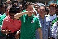 Viernes 13 de junio del 2014. Tuxtla Gutiérrez. Manuel Velazco Coello, gobernador del estado de Chiapas disfruta del partido de la selección mexicana ante Camerún en compañía de la plantilla del equipo Jaguares de Chiapas del fut bol nacional este medio d