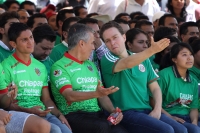 Viernes 13 de junio del 2014. Tuxtla Gutiérrez. Manuel Velazco Coello, gobernador del estado de Chiapas disfruta del partido de la selección mexicana ante Camerún en compañÃa de la plantilla del equipo Jaguares de Chiapas del fut bol nacional este medio d Viernes 13 de junio del 2014. Tuxtla Gutiérrez. Manuel Velazco Coello, gobernador del estado de Chiapas disfruta del partido de la selección mexicana ante Camerún en compañÃa de la plantilla del equipo Jaguares de Chiapas del fut bol nacional este medio d