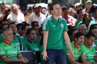 Viernes 13 de junio del 2014. Tuxtla Gutiérrez. Manuel Velazco Coello, gobernador del estado de Chiapas disfruta del partido de la selección mexicana ante Camerún en compañía de la plantilla del equipo Jaguares de Chiapas del fut bol nacional este medio d
