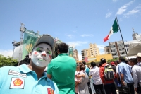 Viernes 13 de junio del 2014. Tuxtla Gutiérrez. Manuel Velazco Coello, gobernador del estado de Chiapas disfruta del partido de la selección mexicana ante Camerún en compañía de la plantilla del equipo Jaguares de Chiapas del fut bol nacional este medio d