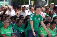 Viernes 13 de junio del 2014. Tuxtla Gutiérrez. Manuel Velazco Coello, gobernador del estado de Chiapas disfruta del partido de la selección mexicana ante Camerún en compañía de la plantilla del equipo Jaguares de Chiapas del fut bol nacional este medio d