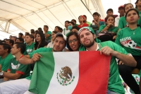 Viernes 13 de junio del 2014. Tuxtla Gutiérrez. Manuel Velazco Coello, gobernador del estado de Chiapas disfruta del partido de la selección mexicana ante Camerún en compañía de la plantilla del equipo Jaguares de Chiapas del fut bol nacional este medio d
