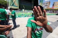 Viernes 13 de junio del 2014. Tuxtla Gutiérrez. Manuel Velazco Coello, gobernador del estado de Chiapas disfruta del partido de la selección mexicana ante Camerún en compañía de la plantilla del equipo Jaguares de Chiapas del fut bol nacional este medio d