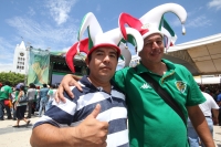 Viernes 13 de junio del 2014. Tuxtla Gutiérrez. Manuel Velazco Coello, gobernador del estado de Chiapas disfruta del partido de la selección mexicana ante Camerún en compañÃa de la plantilla del equipo Jaguares de Chiapas del fut bol nacional este medio d Viernes 13 de junio del 2014. Tuxtla Gutiérrez. Manuel Velazco Coello, gobernador del estado de Chiapas disfruta del partido de la selección mexicana ante Camerún en compañÃa de la plantilla del equipo Jaguares de Chiapas del fut bol nacional este medio d