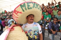 Viernes 13 de junio del 2014. Tuxtla Gutiérrez. Manuel Velazco Coello, gobernador del estado de Chiapas disfruta del partido de la selección mexicana ante Camerún en compañía de la plantilla del equipo Jaguares de Chiapas del fut bol nacional este medio d