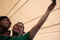 Viernes 13 de junio del 2014. Tuxtla Gutiérrez. Manuel Velazco Coello, gobernador del estado de Chiapas disfruta del partido de la selección mexicana ante Camerún en compañía de la plantilla del equipo Jaguares de Chiapas del fut bol nacional este medio d