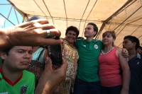 Viernes 13 de junio del 2014. Tuxtla Gutiérrez. Manuel Velazco Coello, gobernador del estado de Chiapas disfruta del partido de la selección mexicana ante Camerún en compañía de la plantilla del equipo Jaguares de Chiapas del fut bol nacional este medio d