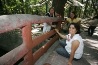 Lunes 14 de febrero. Los trabajadores de la SEMAVIH celebran el día del amor y la amistad con una jornada de trabajos en el Jardín Botánico de esta ciudad