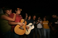 Jóvenes recorren las calles de la ciudad de Tuxtla Gutiérrez llevando Serenata por las calles a las Madres de esta ciudad desde las primeras horas de este día.