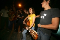 Jóvenes recorren las calles de la ciudad de Tuxtla Gutiérrez llevando Serenata por las calles a las Madres de esta ciudad desde las primeras horas de este día.