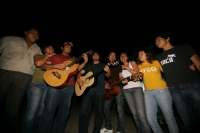 Jóvenes recorren las calles de la ciudad de Tuxtla Gutiérrez llevando Serenata por las calles a las Madres de esta ciudad desde las primeras horas de este día.