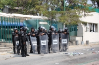 Viernes 24 de abril del 2015. Tuxtla Gutiérrez. Varios destrozos ocasionan supuestos normalistas encapuchados en oficinas de la sub secretaria de educación federalizada en Chiapas, tiendas comerciales y en la caseta de cobro de la autopista Tuxtla Gutiérr