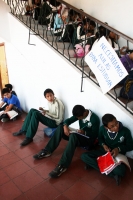 Lunes 6 de Septiembre. San Cristóbal de las Casas. Emiliano Sinwell H. Niños y jóvenes de la secundaria técnica 128 de San Felipe Ecatepec, reciben clases en el piso y escaleras del edificio de la presidencia municipal de San Cristóbal de las Casas al no 