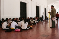 Lunes 6 de Septiembre. San Cristóbal de las Casas. Emiliano Sinwell H. Niños y jóvenes de la secundaria técnica 128 de San Felipe Ecatepec, reciben clases en el piso y escaleras del edificio de la presidencia municipal de San Cristóbal de las Casas al no 