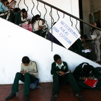 Lunes 6 de Septiembre. San Cristóbal de las Casas. Emiliano Sinwell H. Niños y jóvenes de la secundaria técnica 128 de San Felipe Ecatepec, reciben clases en el piso y escaleras del edificio de la presidencia municipal de San Cristóbal de las Casas al no 