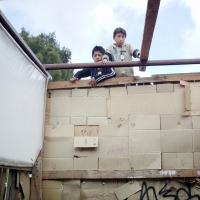 Lunes 6 de Septiembre. San Cristóbal de las Casas. Emiliano Sinwell H. Niños y jóvenes de la secundaria técnica 128 de San Felipe Ecatepec, reciben clases en el piso y escaleras del edificio de la presidencia municipal de San Cristóbal de las Casas al no 