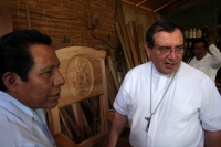 Domingo 31 de enero del 2016. San Fernando. Manuel Pergentino, el hábil carpintero que elabora la silla que utilizara el Papa Francisco durante el encuentro con las familias chiapanecas recibe la visita del Arzobispo de Tuxtla Gutiérrez Fabio MartÃnez Cas Domingo 31 de enero del 2016. San Fernando. Manuel Pergentino, el hábil carpintero que elabora la silla que utilizara el Papa Francisco durante el encuentro con las familias chiapanecas recibe la visita del Arzobispo de Tuxtla Gutiérrez Fabio MartÃnez Cas