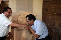 Domingo 31 de enero del 2016. San Fernando. Manuel Pergentino, el hábil carpintero que elabora la silla que utilizara el Papa Francisco durante el encuentro con las familias chiapanecas recibe la visita del Arzobispo de Tuxtla Gutiérrez Fabio Martínez Cas