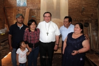 Domingo 31 de enero del 2016. San Fernando. Manuel Pergentino, el hábil carpintero que elabora la silla que utilizara el Papa Francisco durante el encuentro con las familias chiapanecas recibe la visita del Arzobispo de Tuxtla Gutiérrez Fabio MartÃnez Cas Domingo 31 de enero del 2016. San Fernando. Manuel Pergentino, el hábil carpintero que elabora la silla que utilizara el Papa Francisco durante el encuentro con las familias chiapanecas recibe la visita del Arzobispo de Tuxtla Gutiérrez Fabio MartÃnez Cas