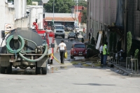 Martes 16 de noviembre. Autoridades periciales y de Protección Civil continuaron trabajando este martes en las instalaciones siniestradas de un centro comercial en la 20 poniente
