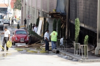 Martes 16 de noviembre. Autoridades periciales y de Protección Civil continuaron trabajando este martes en las instalaciones siniestradas de un centro comercial en la 20 poniente