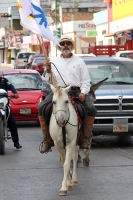 Foto/Jesús Hernández. Martes 2 de diciembre del 2014. Tuxtla Gutiérrez. Sinnar Corzo entrando a la ciudad como lo hiciera su abuelo a 100 años del Movimiento Mapachista en lo que llama “La Toma Pacifica de Tuxtla por la División MapaChis y los 43 de Ayotz Foto/Jesús Hernández. Martes 2 de diciembre del 2014. Tuxtla Gutiérrez. Sinnar Corzo entrando a la ciudad como lo hiciera su abuelo a 100 años del Movimiento Mapachista en lo que llama “La Toma Pacifica de Tuxtla por la División MapaChis y los 43 de Ayotz