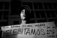 Jueves 27 de noviembre del 2014. Tuxtla Gutiérrez. Suturado de los labios escribe sus demandas a favor de los niños de la calle, sentado en las gradas de la estatua de Joaquín Miguel Gutiérrez en la entrada del ayuntamiento de la ciudad.