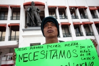 Jueves 27 de noviembre del 2014. Tuxtla Gutiérrez. Suturado de los labios escribe sus demandas a favor de los niños de la calle, sentado en las gradas de la estatua de Joaquín Miguel Gutiérrez en la entrada del ayuntamiento de la ciudad.