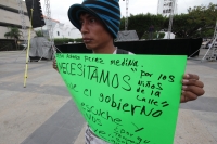 Jueves 27 de noviembre del 2014. Tuxtla Gutiérrez. Suturado de los labios escribe sus demandas a favor de los niños de la calle, sentado en las gradas de la estatua de JoaquÃn Miguel Gutiérrez en la entrada del ayuntamiento de la ciudad. Jueves 27 de noviembre del 2014. Tuxtla Gutiérrez. Suturado de los labios escribe sus demandas a favor de los niños de la calle, sentado en las gradas de la estatua de JoaquÃn Miguel Gutiérrez en la entrada del ayuntamiento de la ciudad.