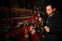 Octubre del 2013. La Santa Muerte Coleta. Los creyentes en el culto de la Santa Muerte se reúnen por un año más en un salón de fiestas del sur de la ciudad coleta para conmemorar la petición de dar a conocer públicamente el credo que desde hace varios año
