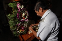 Jueves 17 de mayo del 2012. Tuxtla Gutiérrez, Chiapas. Esta mañana dan inicio las celebraciones en honor a San Pascual Bailón en donde se reúnen los grupos tradicionales de la etnia Zoque para iniciar el recorrido de El Carretón de San Pascualito por las 