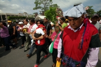 Jueves 17 de mayo del 2012. Tuxtla Gutiérrez, Chiapas. Esta mañana dan inicio las celebraciones en honor a San Pascual Bailón en donde se reúnen los grupos tradicionales de la etnia Zoque para iniciar el recorrido de El Carretón de San Pascualito por las 