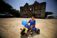 Varios niños chiapacorceños se divierten con sus triciclos en el atrio de la iglesia de San Sebastian la cual se encuentra ya casi terminada su remodelación, mientras que lo pobladores esperan con alegría que se habilite como centro cultural de Chiapa de 