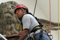 Personas especializado continua con la remodelación e la Catedral de Tuxtla ahora limpiando el León de San Marcos.